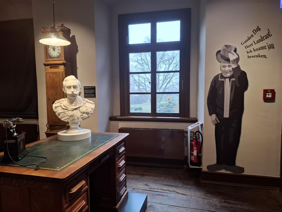 Das Museum im Kloster bietet ab sofort plattdeutsche Führungen an. Nicht nur der Herr im Zimmer des Landrats wünscht dabei einen „Gauden Dag!“.